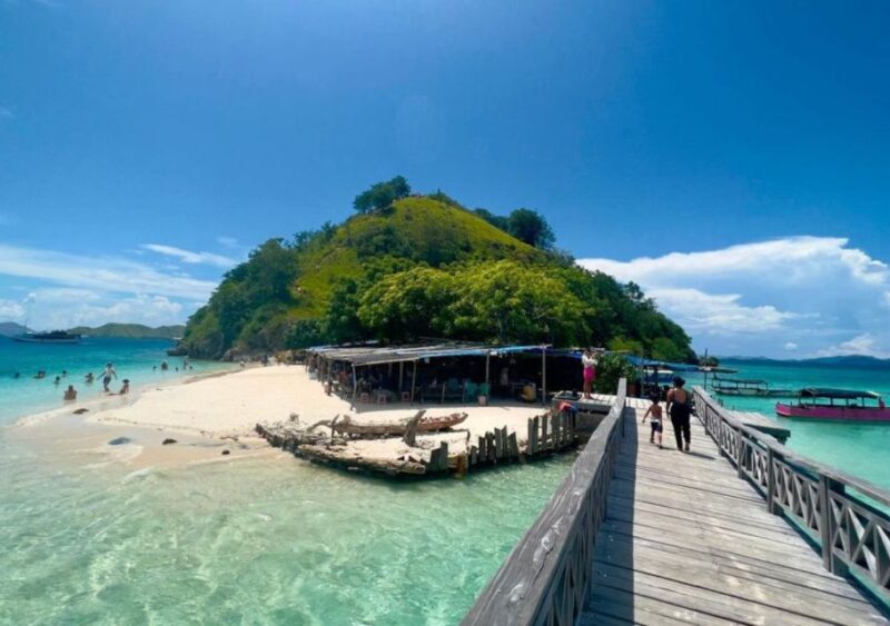 Komodo: 4-Day Private Tour With Overnight Boat and Hotel - Accommodation and Amenities