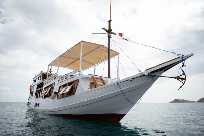 Komodo National Park Overnight Tour in Elegant Boat for Four  - East Nusa Tenggara - Exploring Kelor, Kalong, and Padar