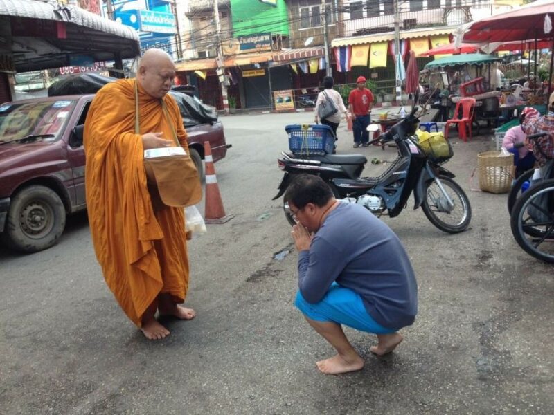 Krabi: Highlights Walking Tour With Buddhist Alms Ceremony - Itinerary Highlights