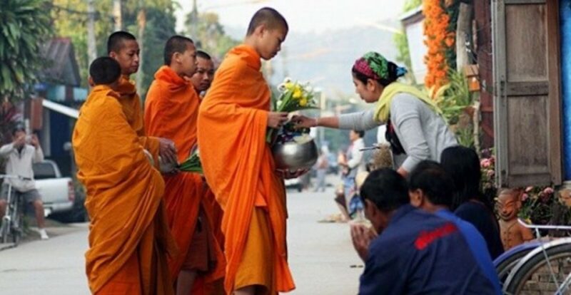 Krabi: Highlights Walking Tour With Buddhist Alms Ceremony - Alms-Giving Tradition