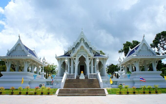 Krabi: Highlights Walking Tour With Buddhist Alms Ceremony - Scenic Photo Stops