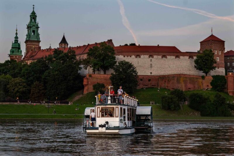 Krakow: 1-Hour Evening Vistula River Cruise - Cruise Experience and Itinerary