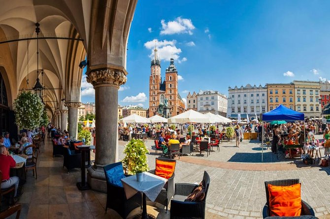 Krakow and Wieliczka Salt Mine Tour From Wroclaw - Local Guides Included - Visiting the Iconic Main Square