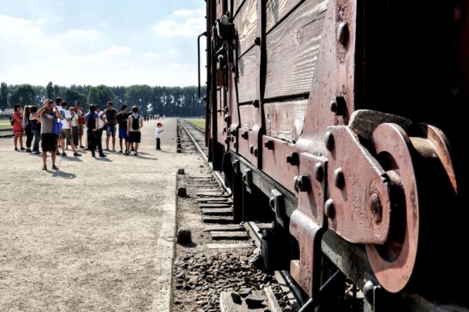 Krakow: Auschwitz-Birkenau Guided Tour Pickup/Lunch Options - Meeting Point and Required Items