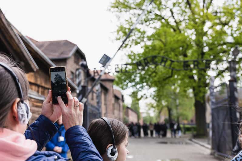 Krakow: Auschwitz-Birkenau Licensed Tour With Transportation - Itinerary Details