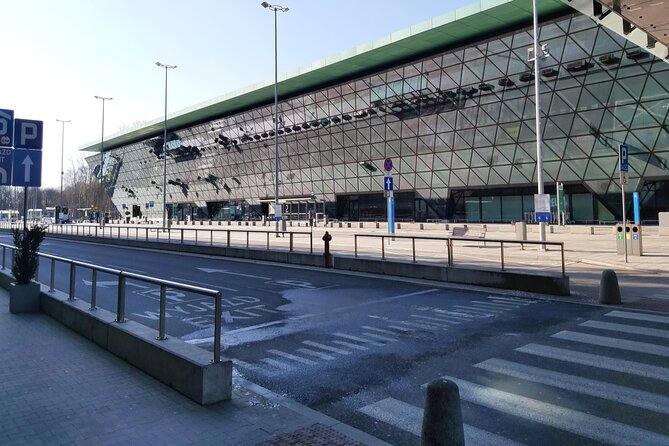 Kraków Balice Airport Transfer: Private One Way - Reliable and Comfortable