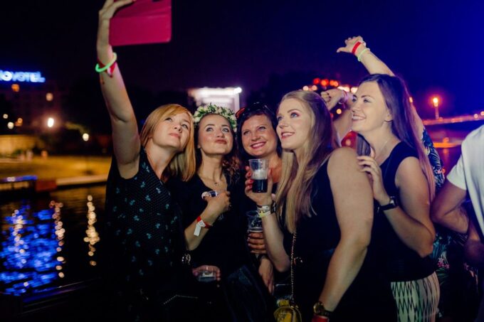 Krakow: Boat Party With Unlimited Drinks - Inclusions and Details
