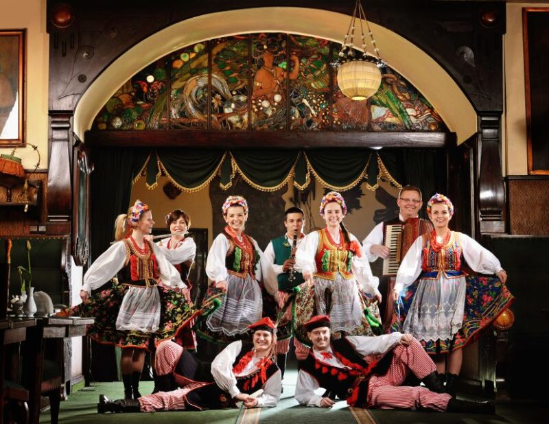 Krakow: Folk Show & 3-Course Dinner at Jama Michalika Café - Atmosphere and Ambiance