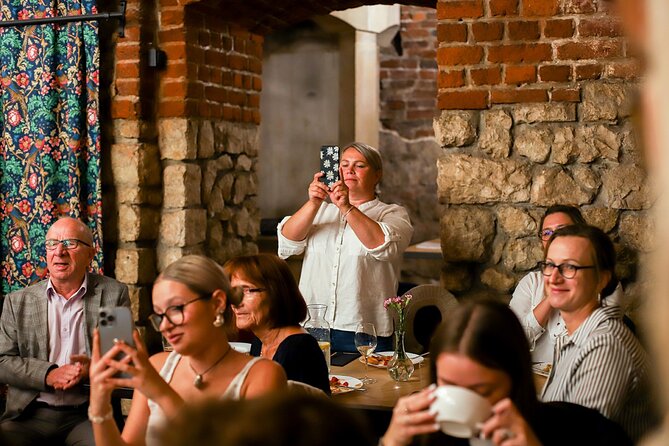 Krakow: Folk Show Dinner Drinking and Fun in Krakow - Meeting and Returning