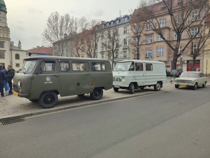 Krakow: Guided Tour to Nowa Huta on Commie Retro Van - Preparing for Mechanical Issues