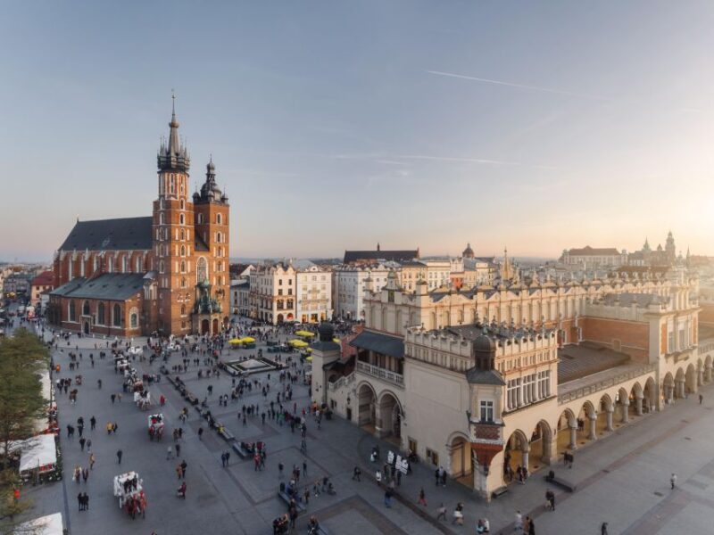 Krakow: Old Town, Castle, and Jewish Quarter Walking Tour - Itinerary