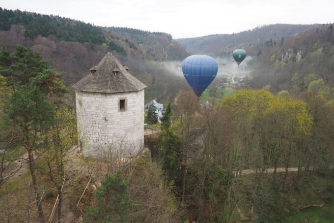 Kraków: Private Hot Air Balloon Flight With Champagne - Balloon Capacity and Pricing