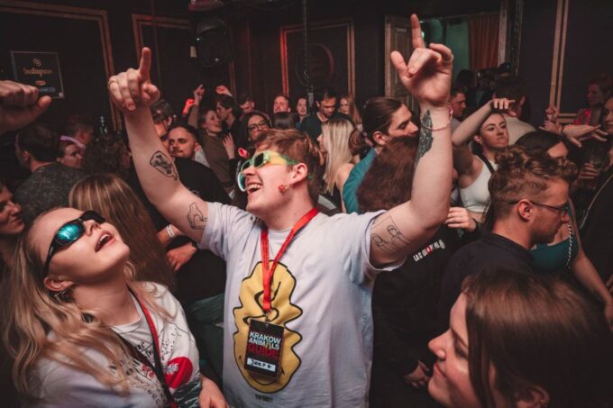 Krakow: Pub Crawl With 1 Hour of Unlimited Alcoholic Drinks - Professional Photography