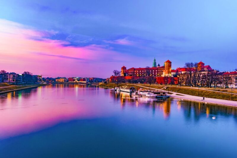 Krakow: Romantic Evening Vistula Cruise With a Glass of Wine - Experience Highlights