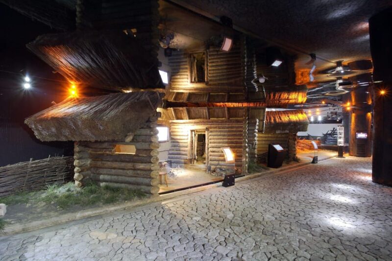 Krakow: Rynek Underground Museum Guided Tour - Exploring the Underground