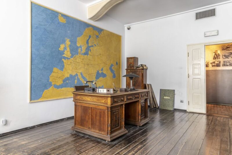 Krakow: Schindlers Factory, Jewish Ghetto & Salt Mine Tour - Key Points