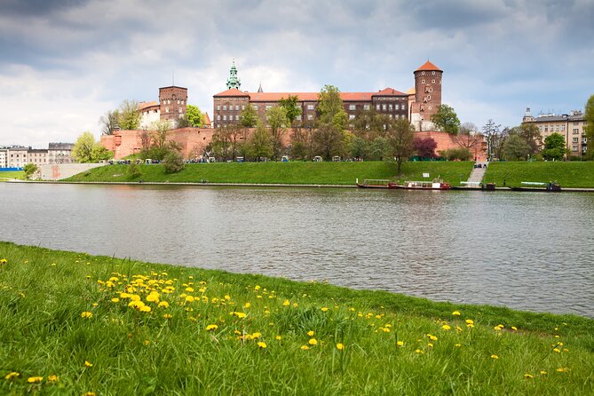 Krakow: Short Vistula River Walk and Guided Tour in the Former Jewish Ghetto - Meeting Point and Transportation
