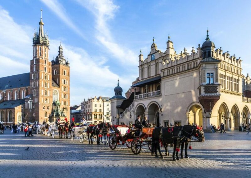 Krakow: St. Marys Basilica Visiting With Short Guided Walk - Key Points