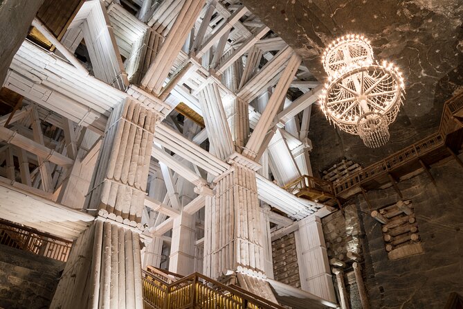 Krakow: Wawel Castle & Cathedral and Wieliczka Salt Mine Guided Tour With Lunch - Guided Commentary Experience