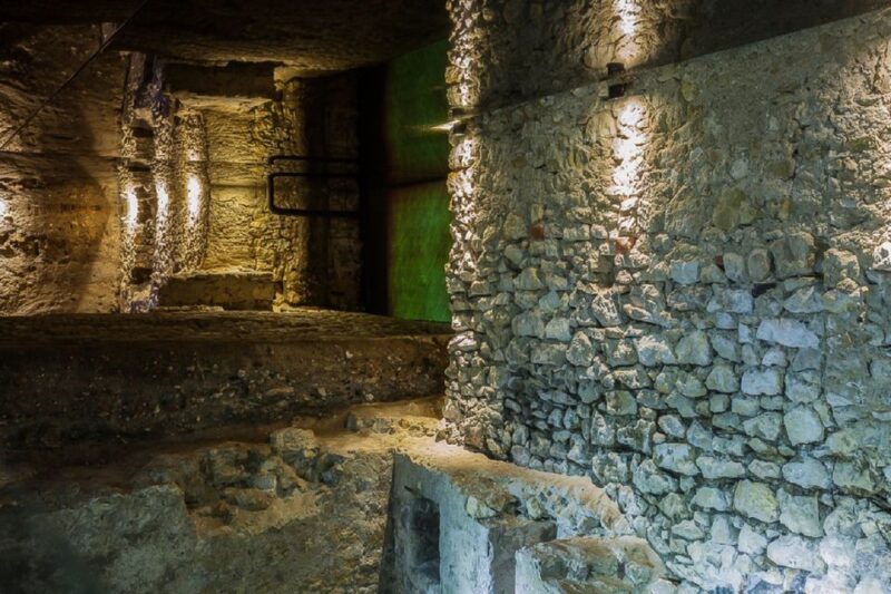 Krakow: Wawel Castle, Cathedral, Rynek Underground & Lunch - Meeting Point and Language Options