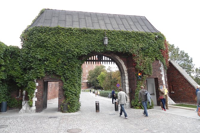 Krakow: Wawel Castle Guided Tour - Visiting the Cathedral
