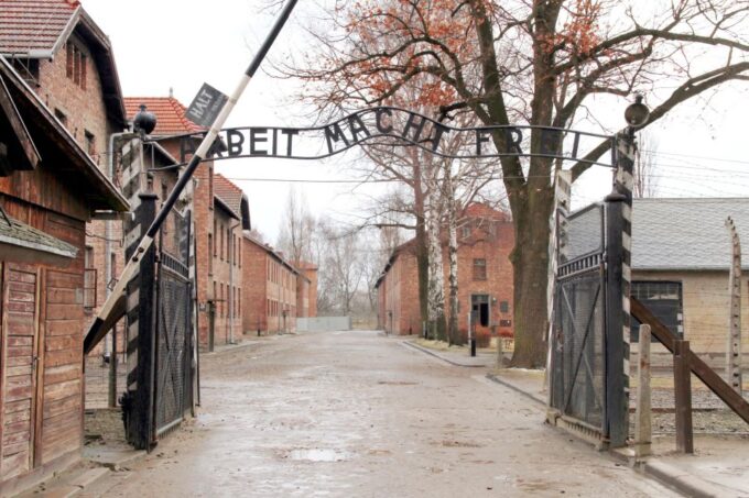 Kraków: Wawel Castle, Jewish Quarter, Wieliczka, Auschwitz - What to Bring