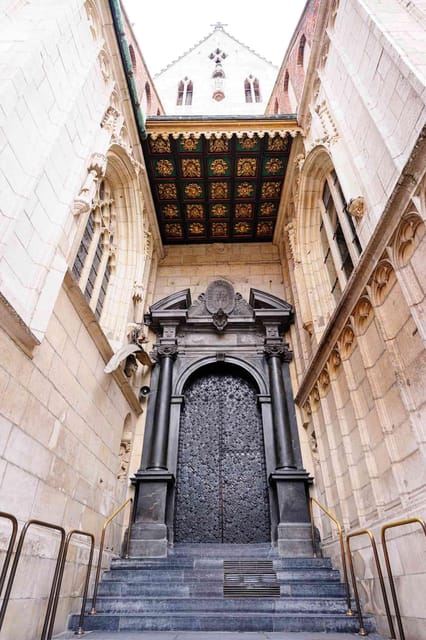 Krakow: Wawel Castle With Cathedral Guided Tour Entry Ticket - Languages and Locations