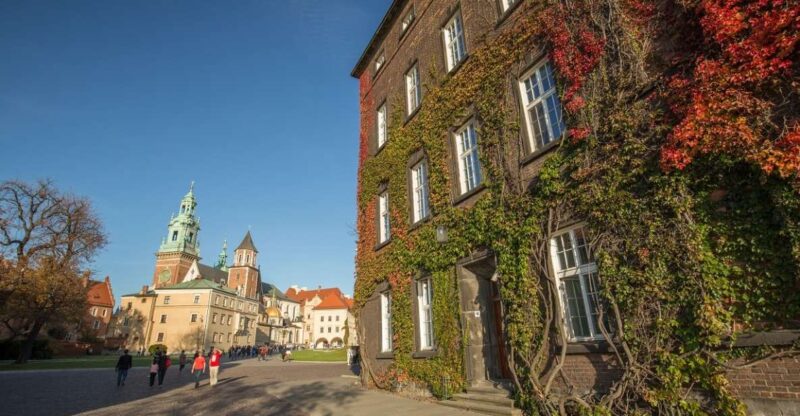Krakow: Wawel Guided Tour With Lunch and River Cruise - Itinerary Highlights