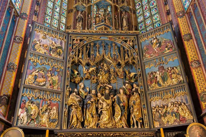 Krakows Old Town Quick Review & St. Marys Basilica Visit - Key Points