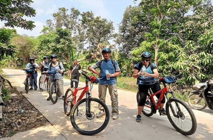 Kratie: Koh Trong Island Cycle Tour With Snacks - Visiting the Sacred Tree and Homestay