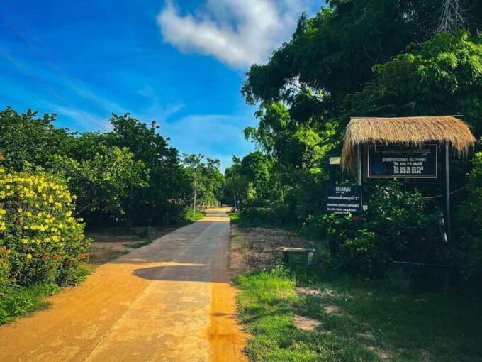 Kratie: Koh Trong Island Cycle Tour With Snacks - Enjoying Local Snacks and Beverages