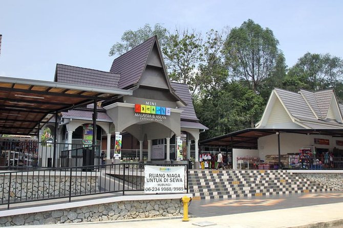 Kuala Lumpur International Airport to Malacca Hotels / Apartments - Vehicle and Driver Information