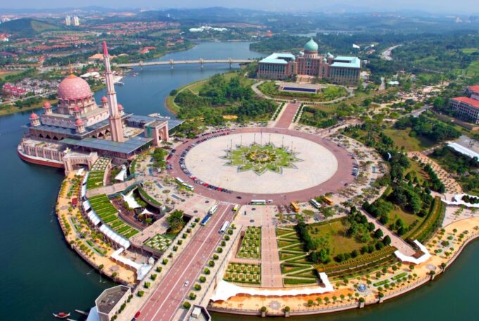 Kuala Lumpur: Putrajaya Tour With Traditional Boat Cruise - Scenic Drive and Architectural Marvels