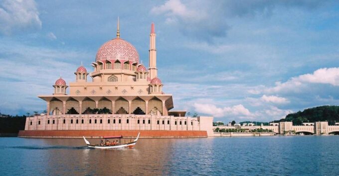 Kuala Lumpur: Putrajaya Tour With Traditional Boat Cruise - Traditional Boat Cruise
