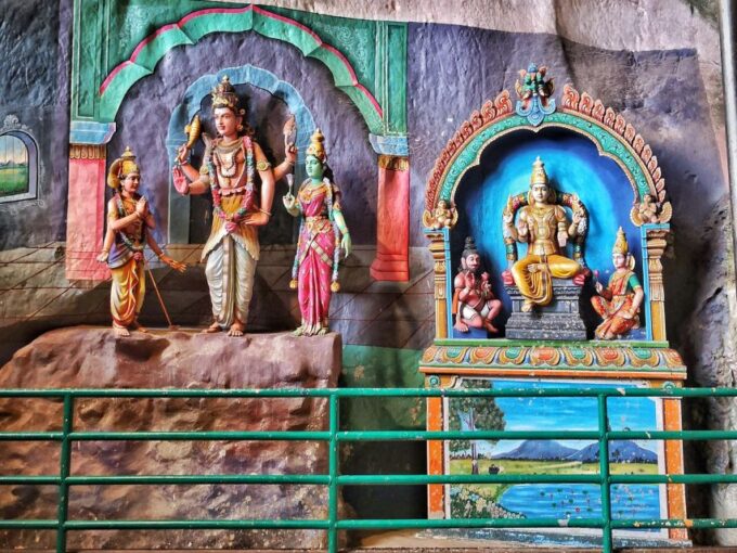 Kuala Lumpur: Suburbs and Batu Caves Half-Day Tour - Batik Factory Visit