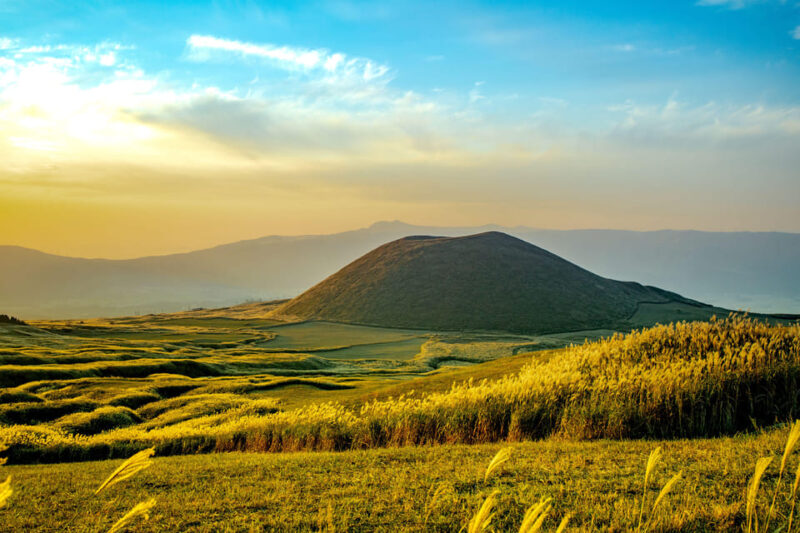 Kumamoto Castle Aso Volcano and Kusasenri One-Day Tour - Itinerary Highlights