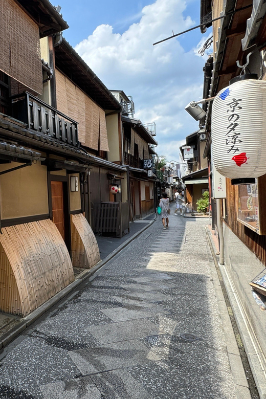 Kyoto: Delve Into the Culture of Geisha in Hanamachi, Gion - The Iconic Yasaka Shrine