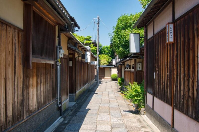 Kyoto: Gateway to Gion Walking Tour for First-Time Visitors - Experiencing the Tranquil Atmosphere