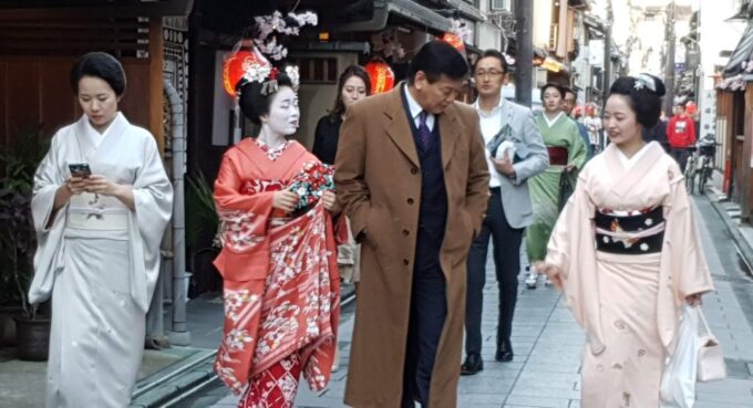 Kyoto: Gion and Higashiyama Walking Tour - Discovering Dining Recommendations