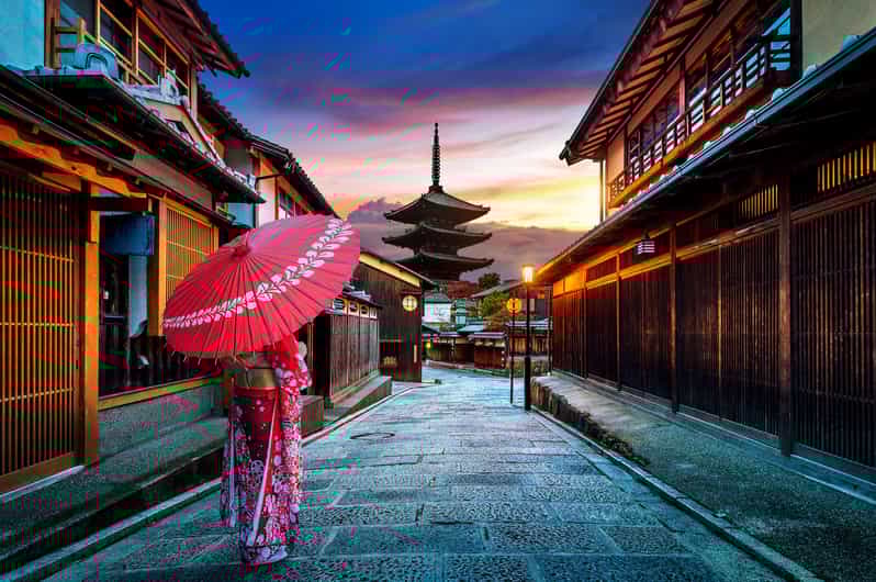 Kyoto: Gion District Guided Walking Tour at Night With Snack - Discovering Maruyama Park