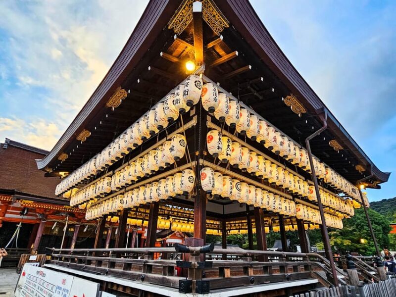 Kyoto: Gion District Guided Walking Tour at Night With Snack - Visiting Yasaka Shrine