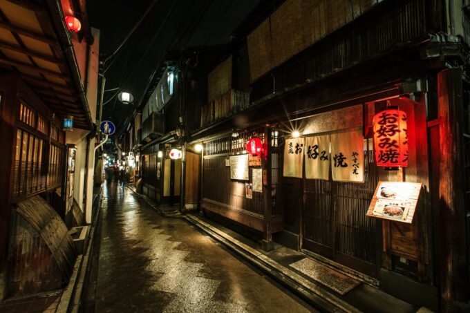 Kyoto: Gion District Guided Walking Tour at Night With Snack - Ending at Sanjo Bridge