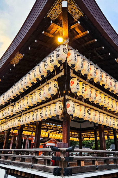 Kyoto: Gion District Guided Walking Tour at Night With Snack - Cultural Insights and Potential Encounters