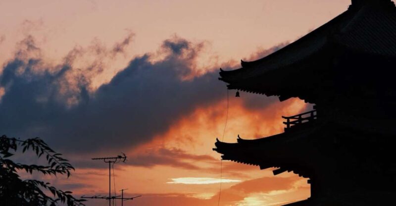 Kyoto: Gion Nighttime Walking Tour With a Local Guide - Discovering Gions Hidden Gems
