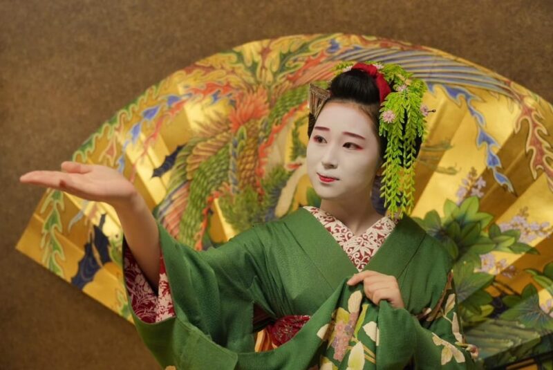 Kyoto: Gion Walking Tour, Geisha Show and Japanese Game - Witnessing the Maiko Performance