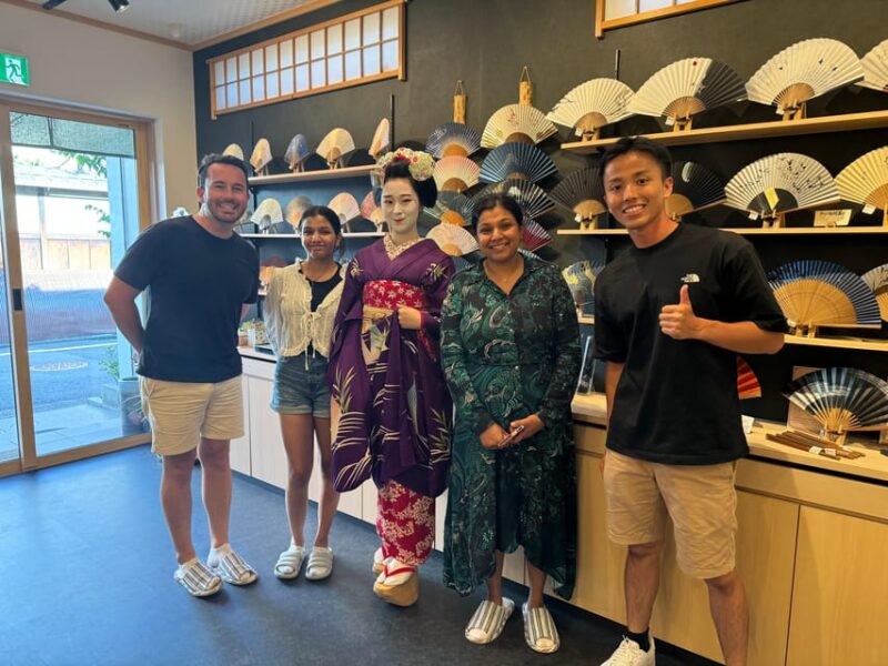 Kyoto: Gion Walking Tour, Geisha Show and Japanese Game - Participating in the Japanese Fan Game