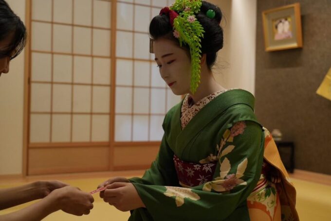 Kyoto: Gion Walking Tour, Geisha Show and Japanese Game - Personalized Attention and Q&A