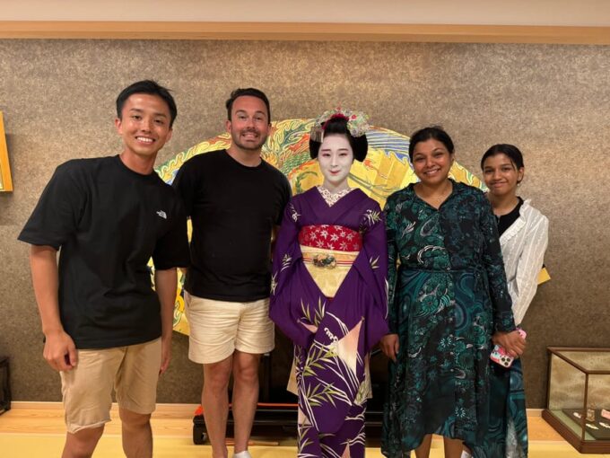 Kyoto: Gion Walking Tour, Geisha Show and Japanese Game - Guides and Meeting Point