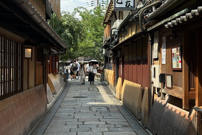 Kyoto: Half-Day Private Tour Gion Geisha Districts & Kiyomizu - Navigating the Tours Meeting and Transportation