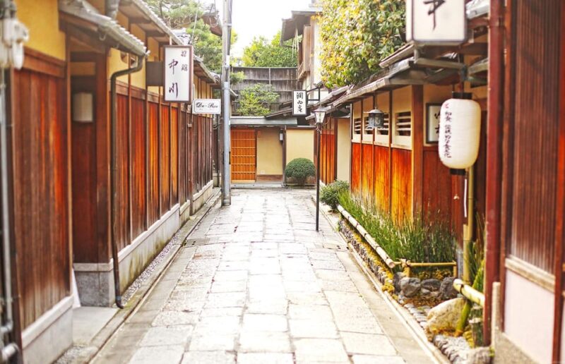 Kyoto: Higashiyama Highlights and Hidden Gems Walking Tour - Ishibe-koji Alley: Charming Historic Pathway
